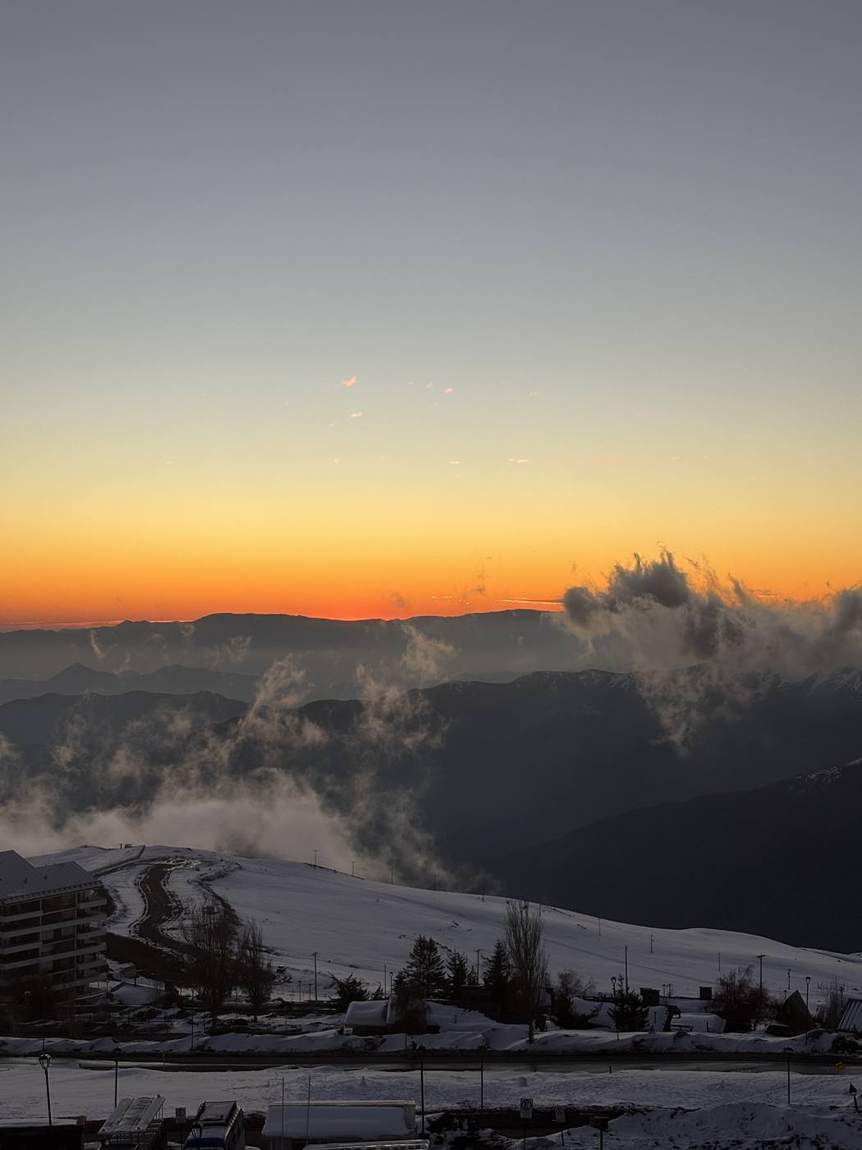 Coucher de soleil au-dessus des nuages