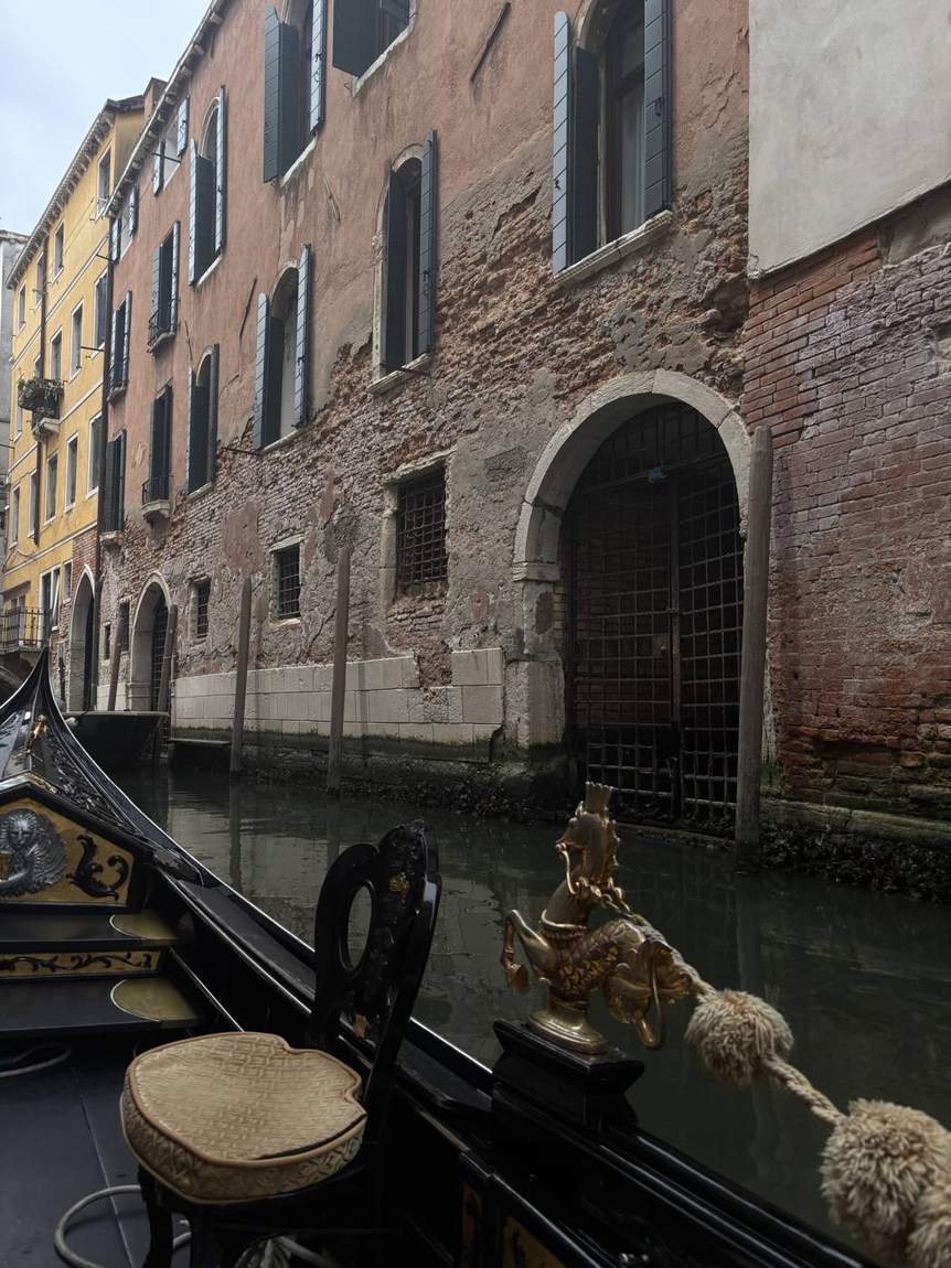 Canal de Venise vu d'une gondole