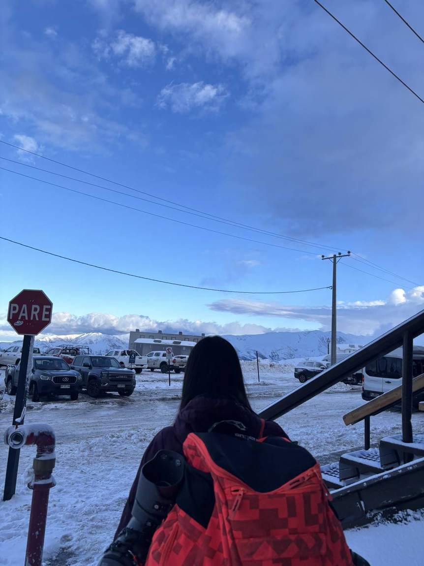 Skieuse avec son sac rouge à son arrivée au Chili