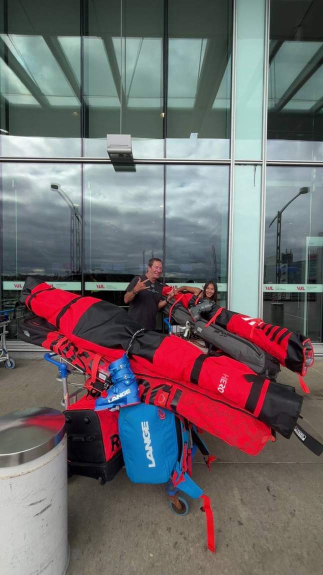 Chariot rempli de sacs de skis à l'aéroport de Montréal
