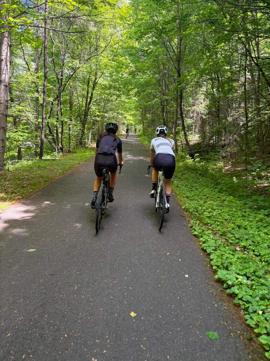 Deux cyclistes sur une piste cyclable en forêt